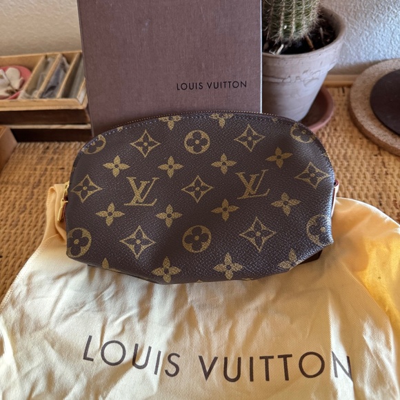 Louie Vuitton make-up bag - Picture 1 of 4